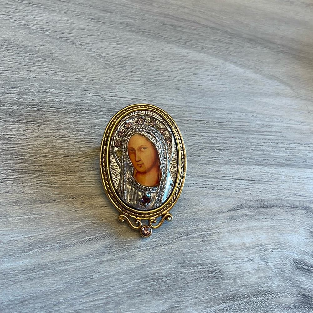 Women’s brooch with Mary